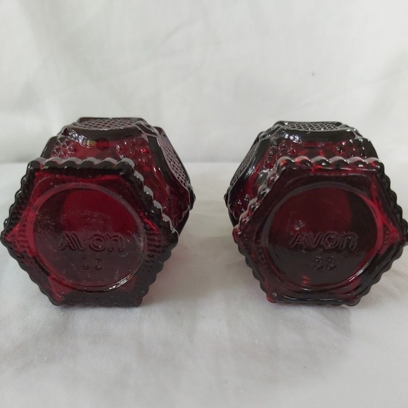 Vintage Avon 1876 Cape Cod Ruby Red Glass Salt & Pepper Shakers - Picture 3 of 3